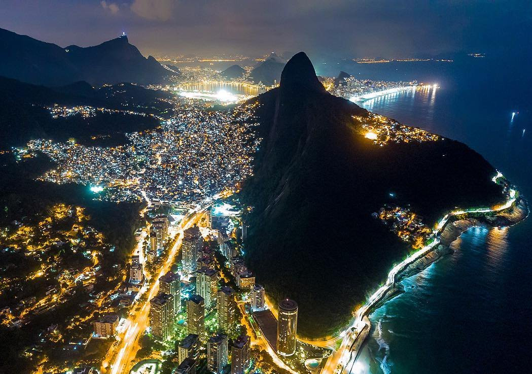 Meteoro atravessa cidades mineiras e ilumina o céu de Copacabana; veja vídeo